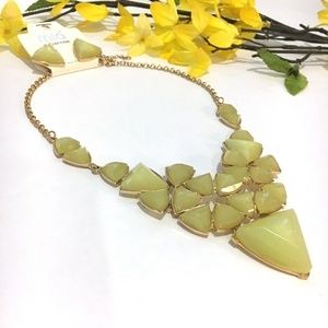 𝅺3/$29! Tea Green & Gold Tones Geometric Necklace